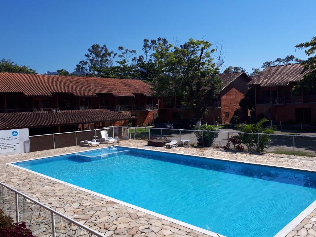 ein großer blauer Pool im Hof in der Unterkunft Apartamento em maranduba in Ubatuba