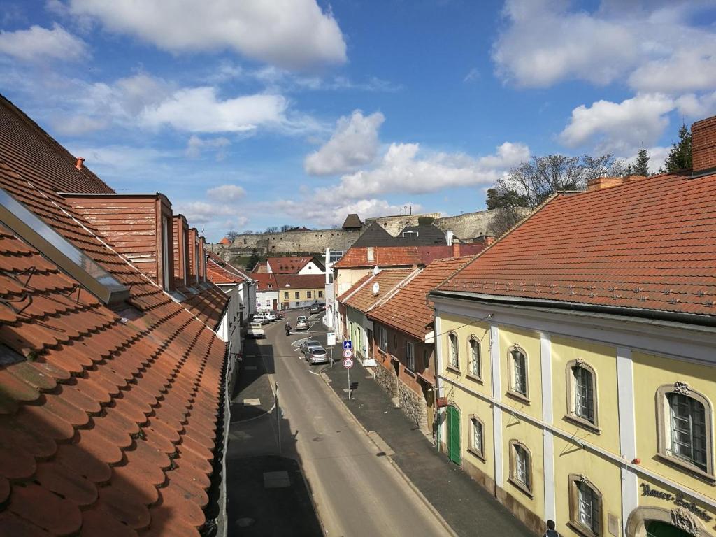 Blick auf eine Straße mit Dächern von Gebäuden in der Unterkunft Filsdeger Royal Panzió in Eger