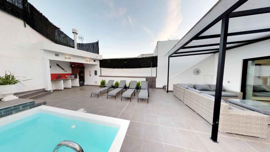 ラスパルマス・デ・グランカナリアにあるRelax House with private Pool - Barbacue - WiFiの屋根スイミングプール