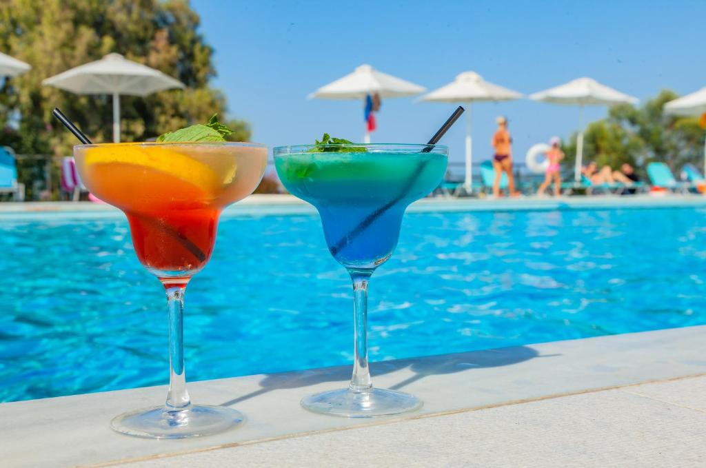 Bazén v ubytování Calamos Beach Family Club nebo v jeho okolí