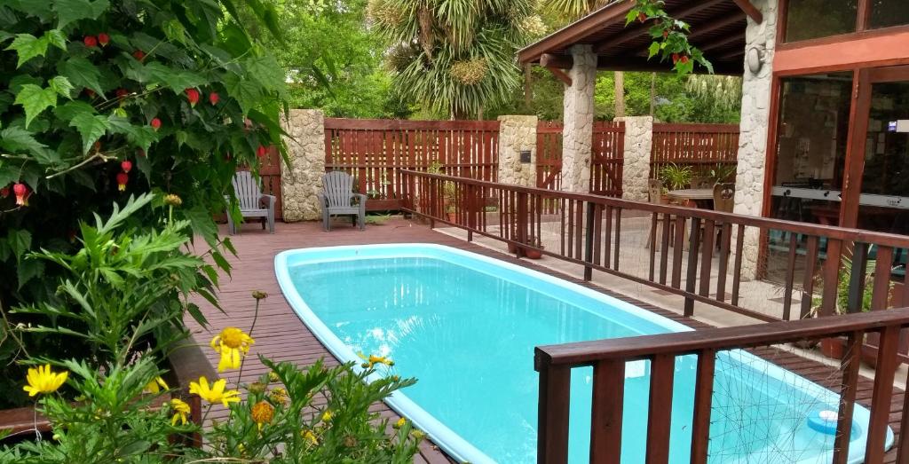 una piscina en una terraza junto a una casa en Posada Cobodemar en Mar de Cobo