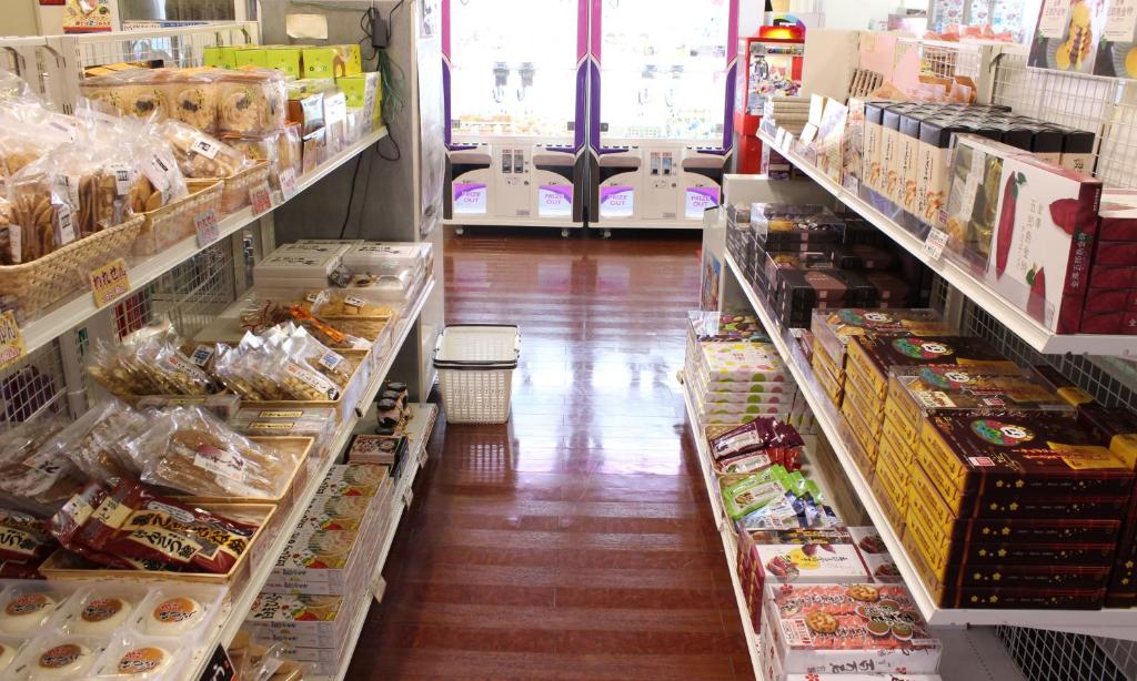 Supermarket nebo jiné obchody v  hotelu nebo okolí