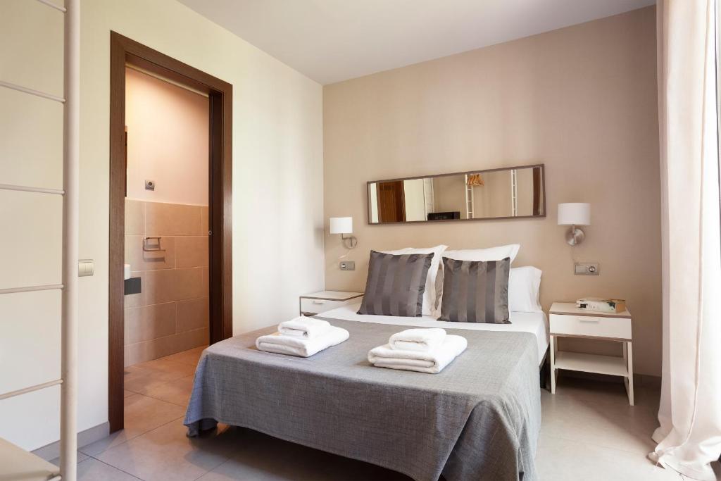 Postel nebo postele na pokoji v ubytování EasySleep Eixample