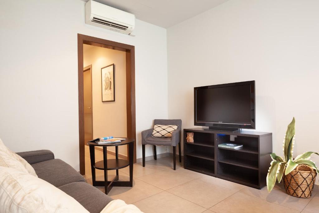 TV a/nebo společenská místnost v ubytování EasySleep Eixample