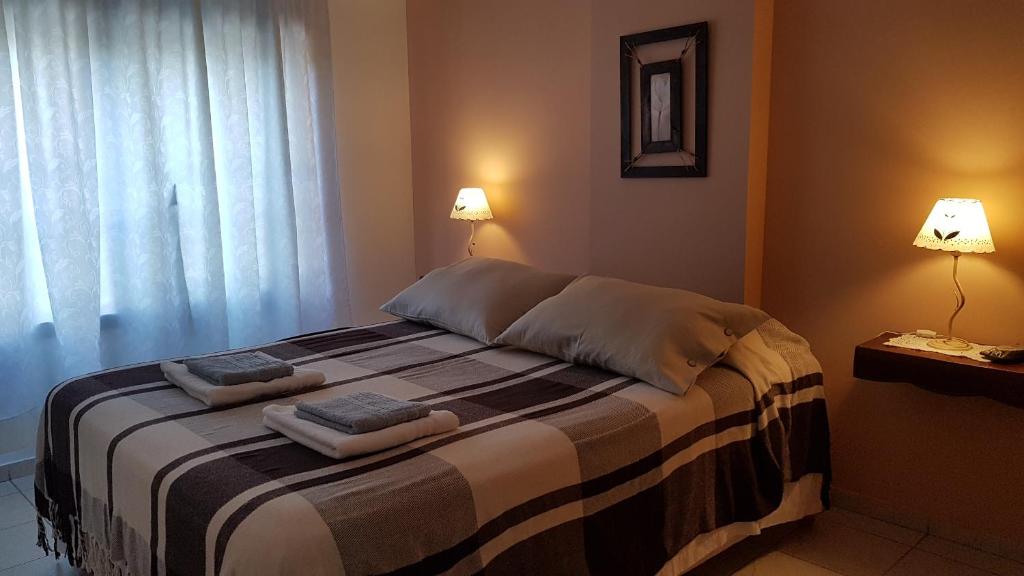 1 dormitorio con 1 cama con 2 toallas en Departamento AM en Córdoba