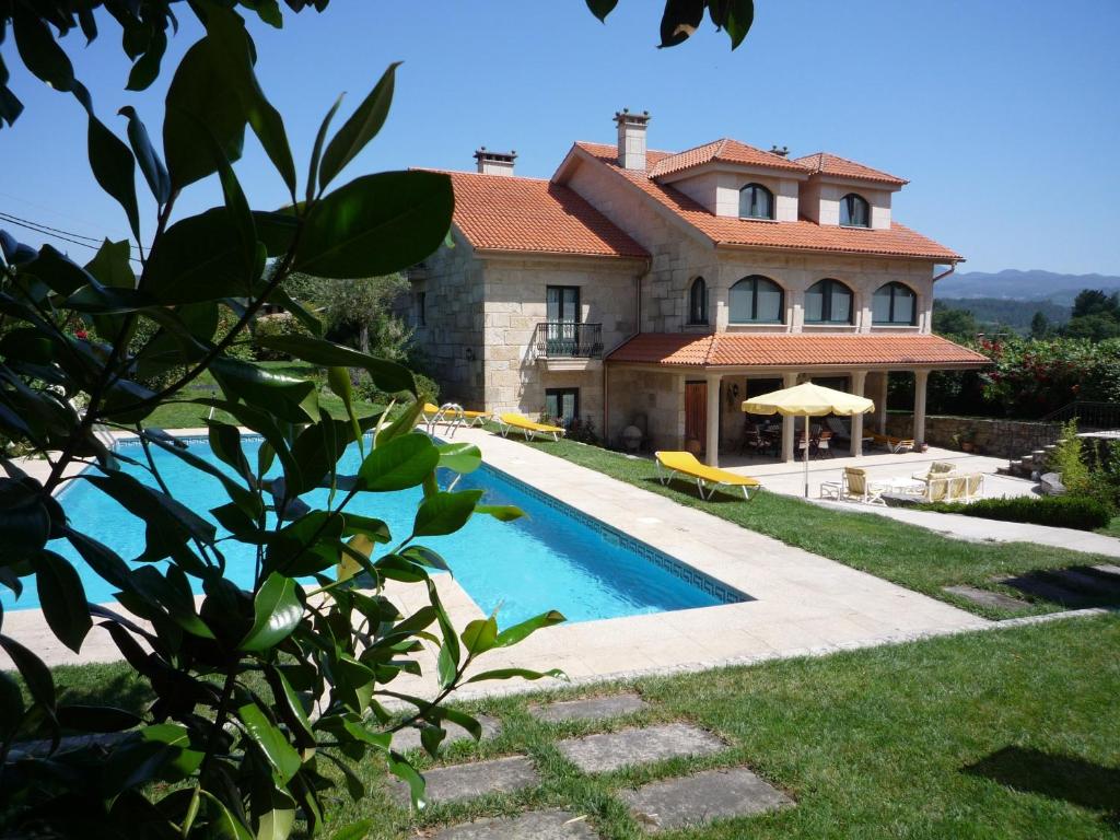 una casa con piscina frente a ella en Casa das Pías, en Pías