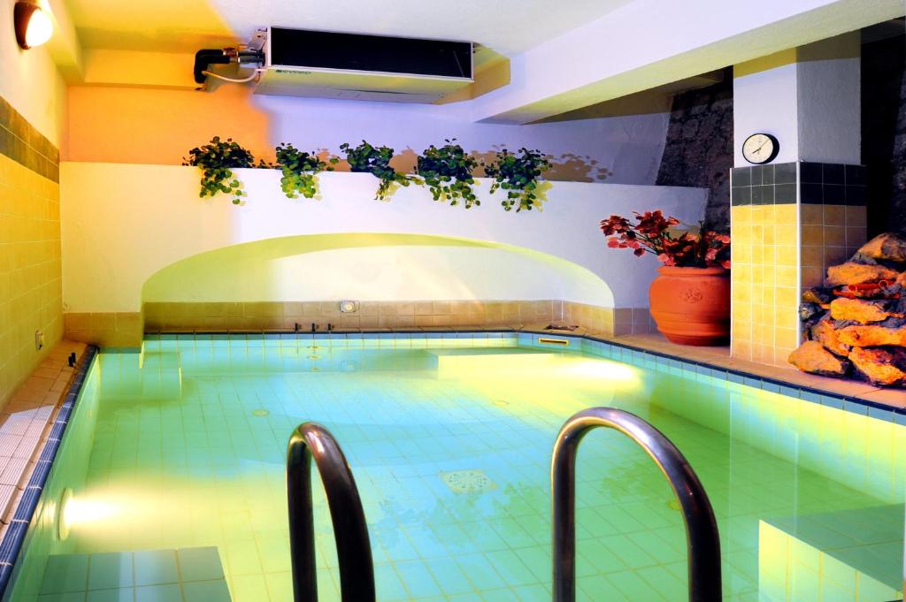 Bazén v ubytování Hotel Park Victoria nebo v jeho okolí