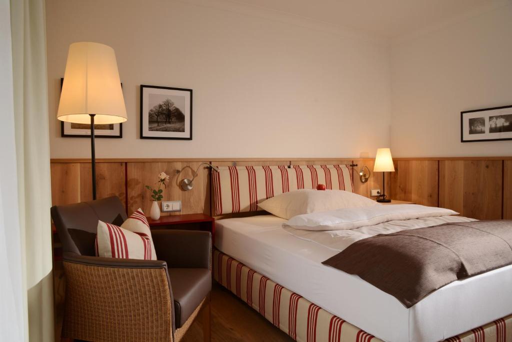 Postel nebo postele na pokoji v ubytování Hotel am Badersee