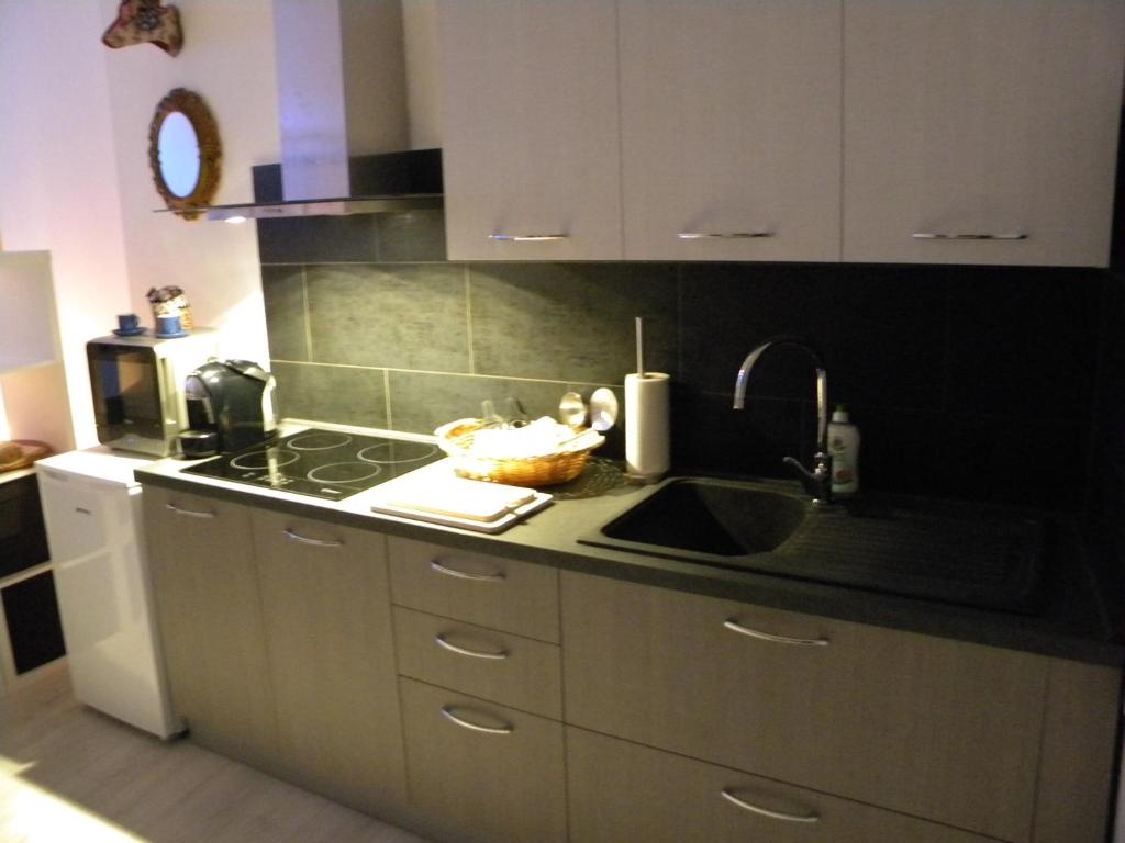 Kuchyňa alebo kuchynka v ubytovaní Bologna House Pratello 5