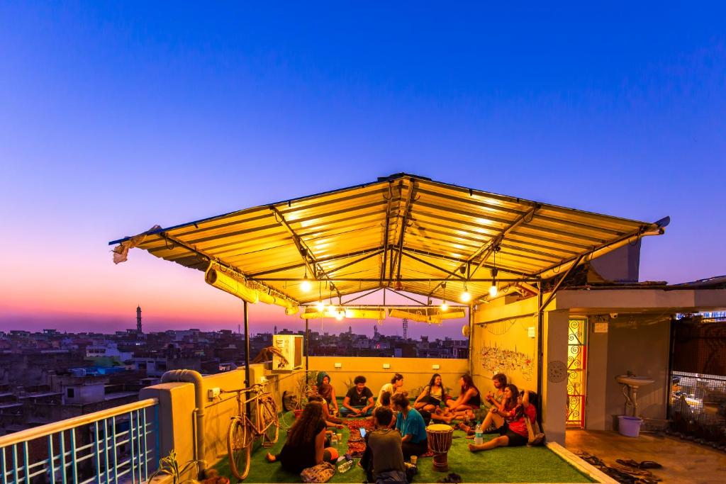 Východ nebo západ slunce při pohledu z hostelu nebo okolí
