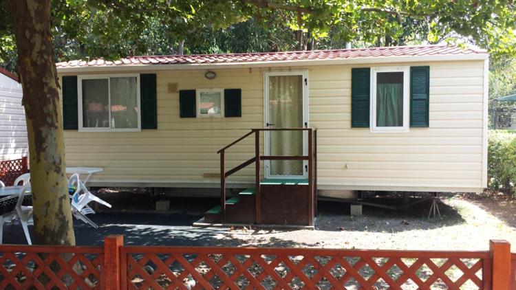 Budova, kde se kemp nachází