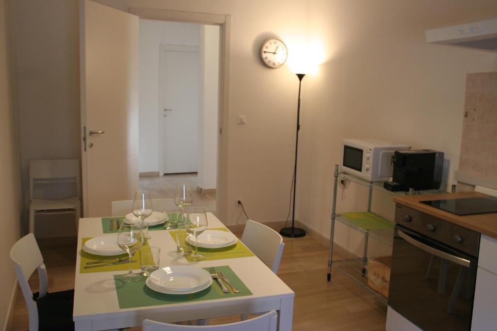 - une cuisine avec une table et des verres à vin dans l'établissement Casa Palladio XL, à Vicence