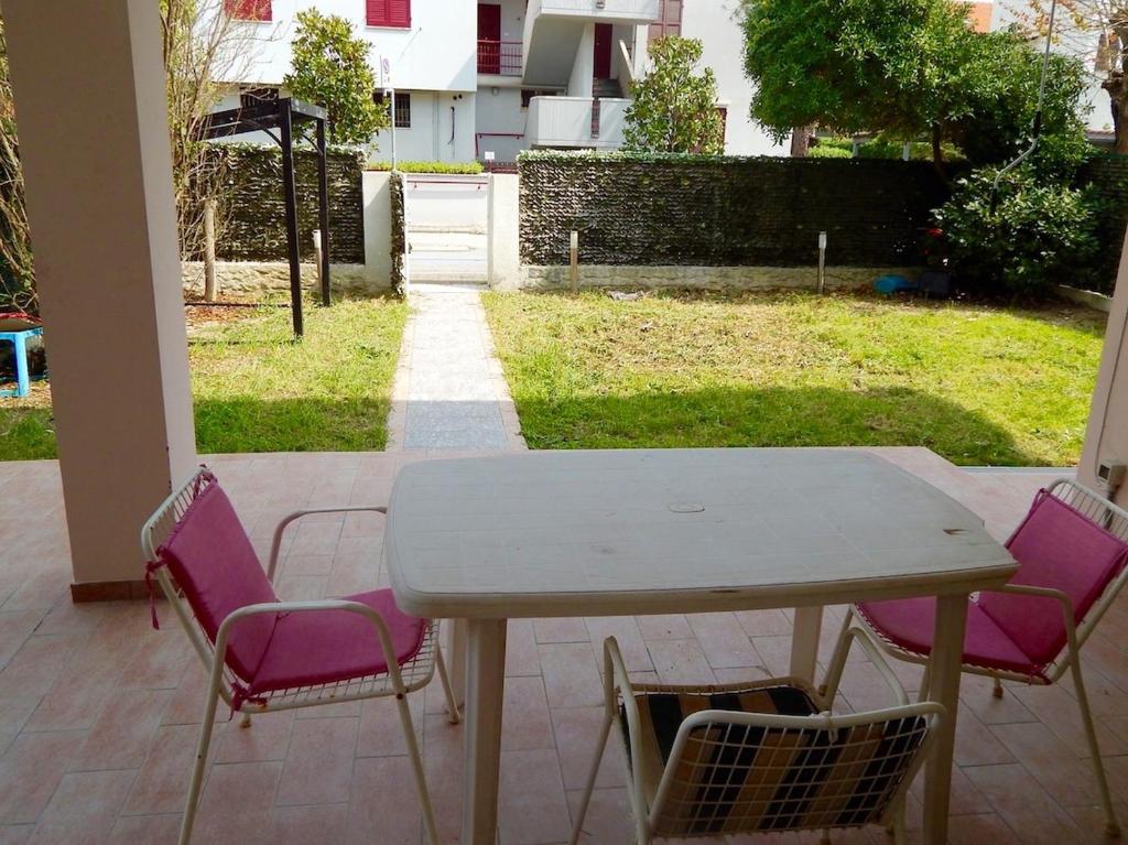 een tafel en stoelen op een patio bij M156 - Marcelli, trilocale con giardino a 80mt dal mare in Marcelli