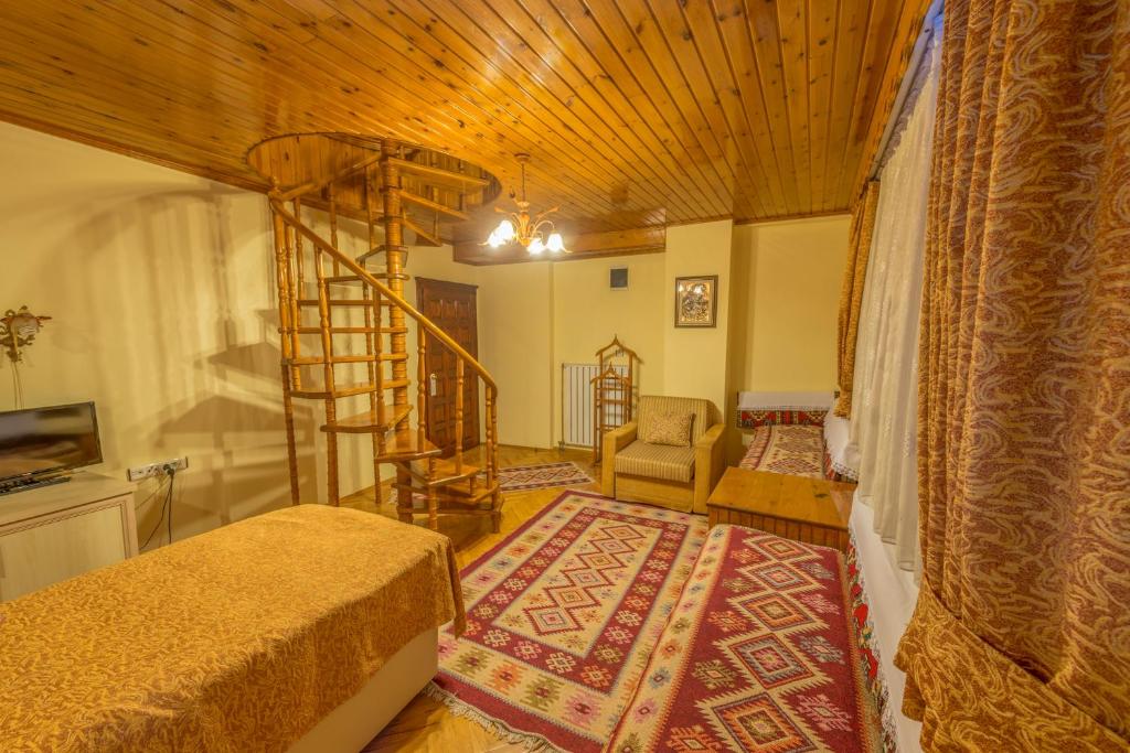 a bedroom with two beds and a wooden ceiling at Beypazari Ipekyolu Konagi in Beypazarı