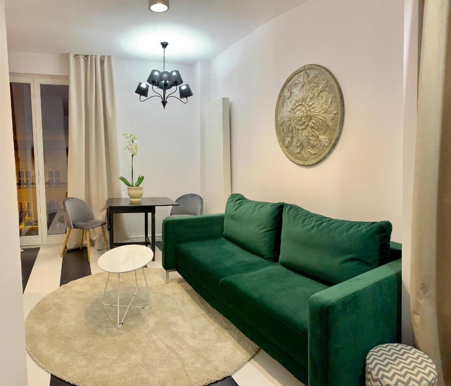 ビャウィストクにあるD&M Apart Suraska 4のリビングルーム(緑のソファ、テーブル付)