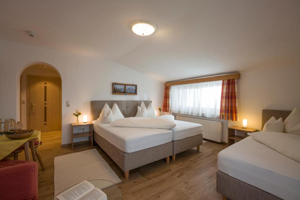 Postel nebo postele na pokoji v ubytování Hotel Theresia Garni