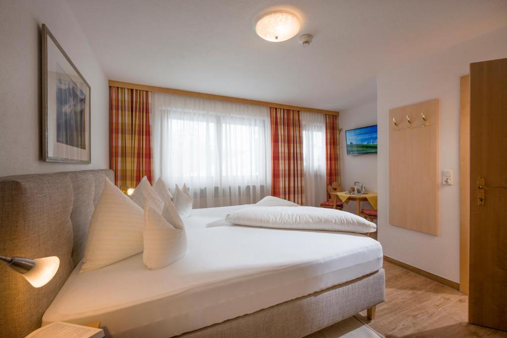 Postel nebo postele na pokoji v ubytování Hotel Theresia Garni