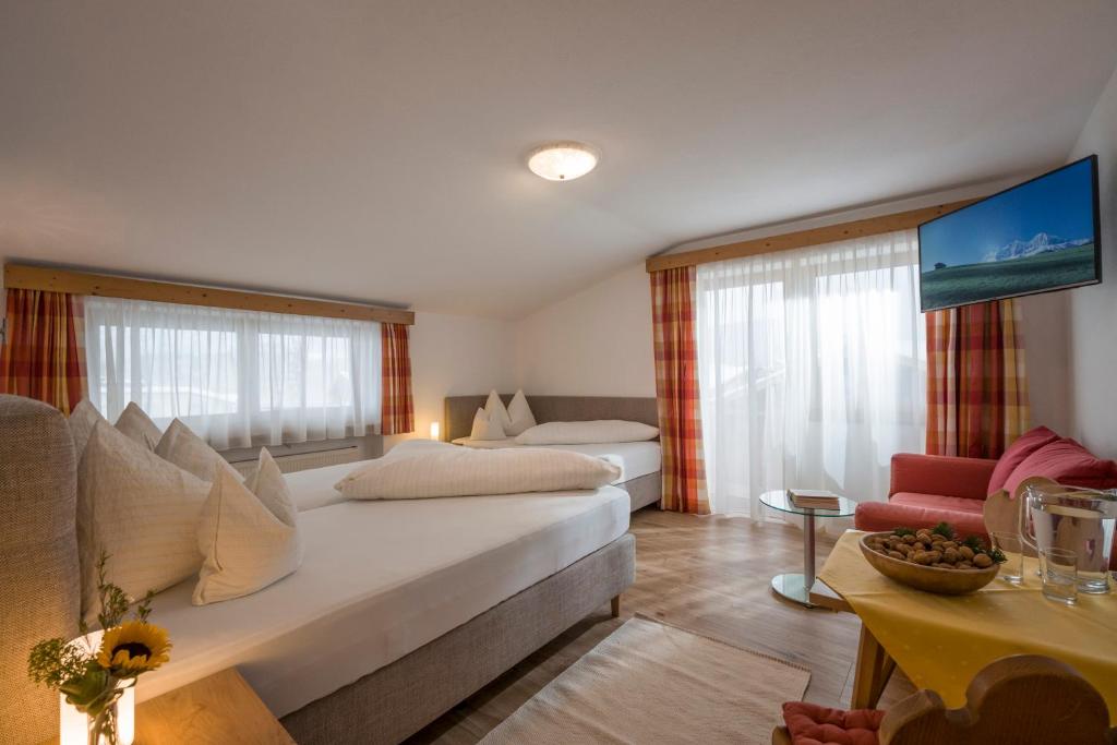 Postel nebo postele na pokoji v ubytování Hotel Theresia Garni