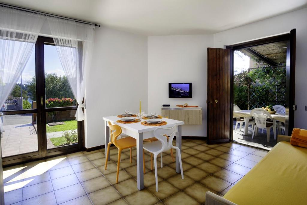 TV a/nebo společenská místnost v ubytování Residence Appartamenti Caffarena