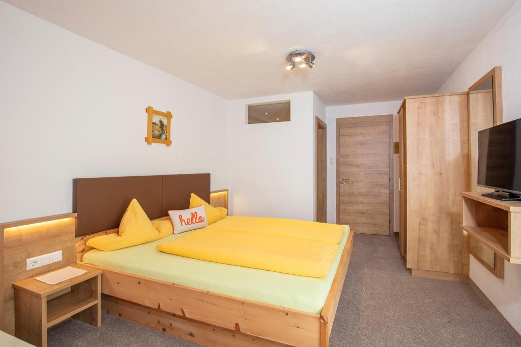 TV a/nebo společenská místnost v ubytování Gästehaus Berghof Schöpf