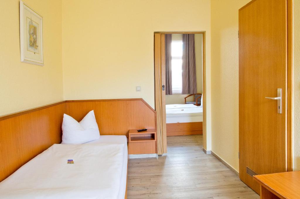 Postel nebo postele na pokoji v ubytování Hotel Thüringer Hof