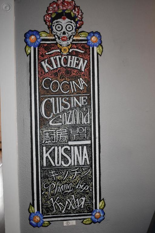 ein Bild eines Zeichens mit einem Skelett darauf in der Unterkunft HI San Diego Downtown Hostel in San Diego