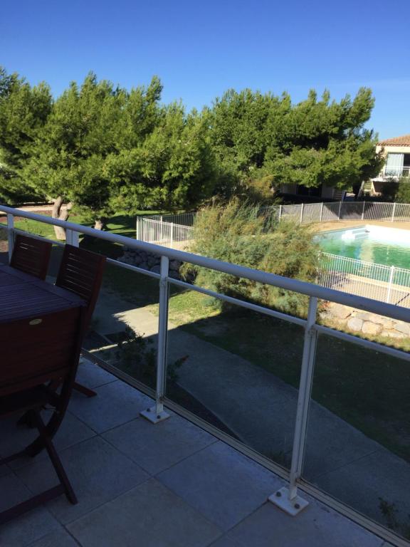 balcone con vista sulla piscina di T 3 appart les jardins du phœbus a Gruissan