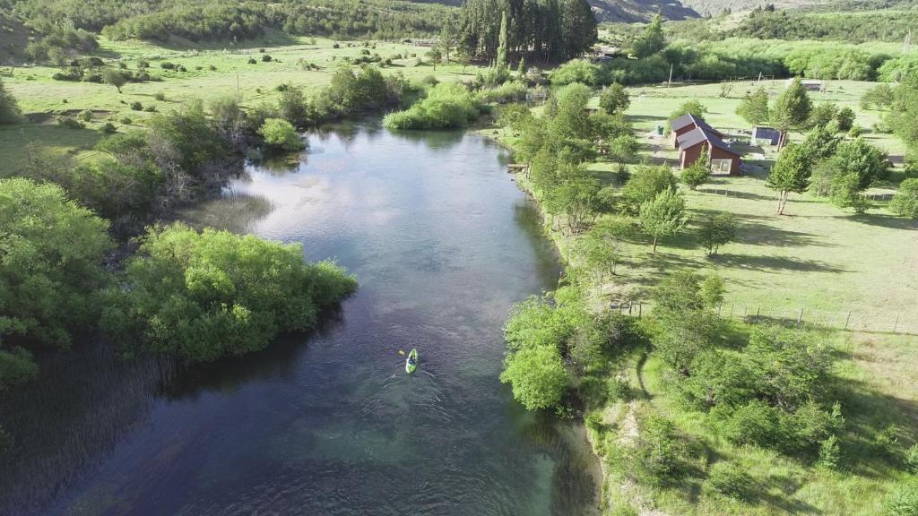 una vista aérea de un río con un barco en él en Ribera Cochrane, Cochrane, en Cochrane