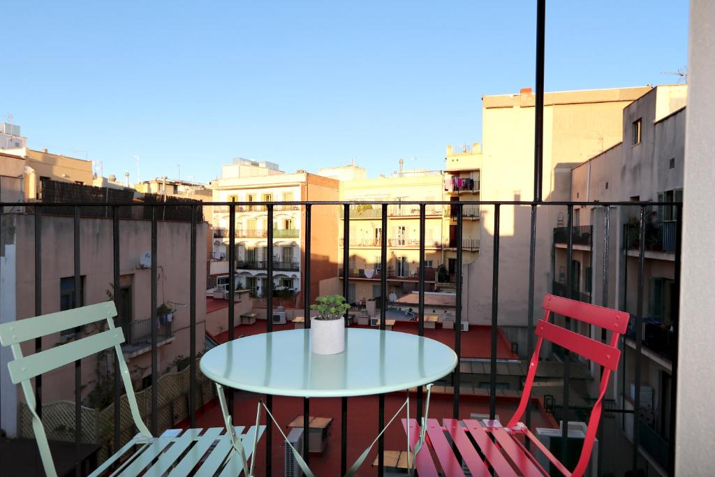 バルセロナにあるClassBedroom Port Ramblasのテーブルと椅子2脚(バルコニーに座る)