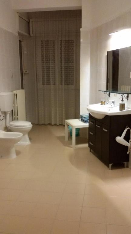 łazienka z toaletą, umywalką i prysznicem w obiekcie B&B Metropolitan Taranto w mieście Tarent