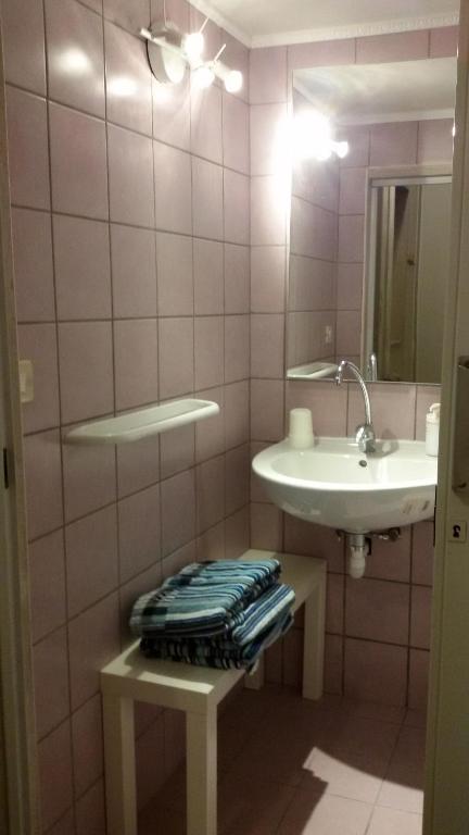 W łazience znajduje się umywalka, lustro i ręcznik. w obiekcie B&B Metropolitan Taranto w mieście Tarent