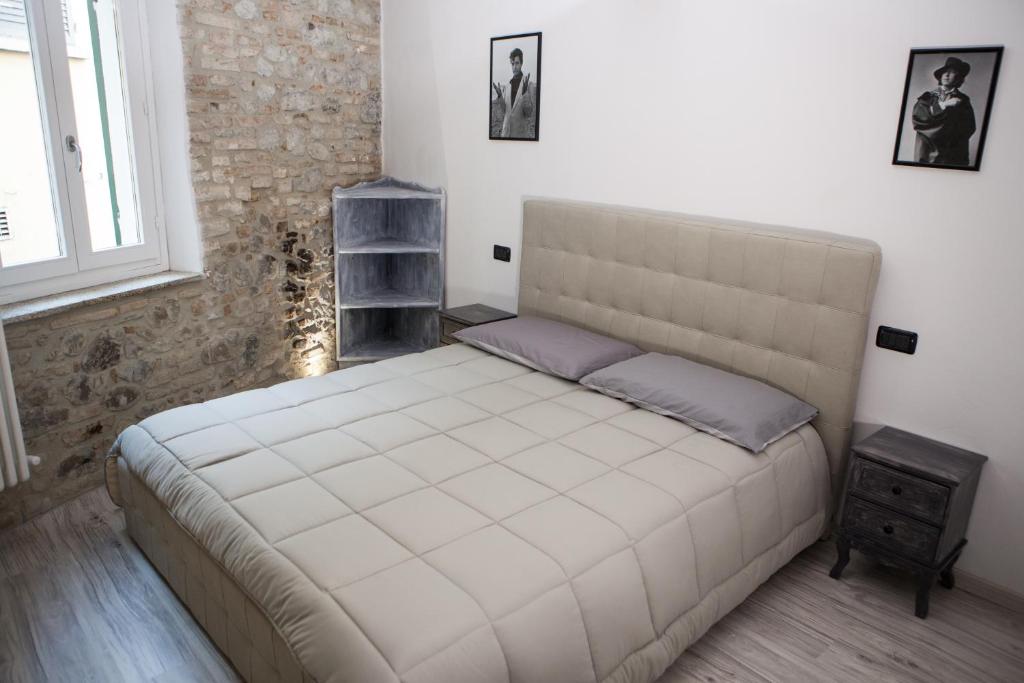 1 dormitorio con 1 cama blanca grande en una habitación en MentoreR&B, en Noceto