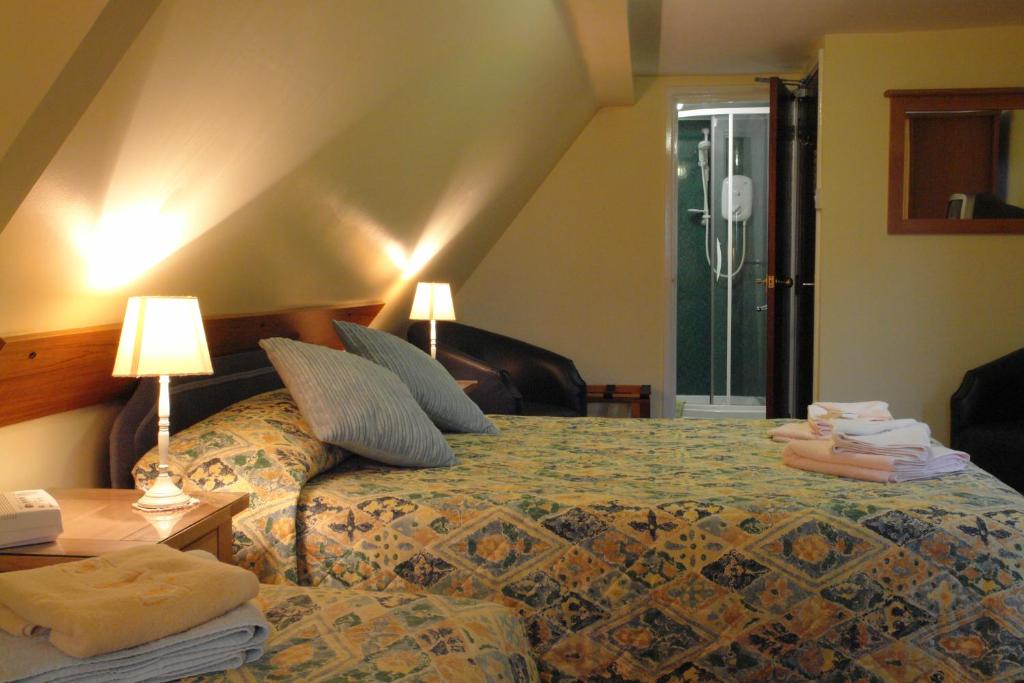 Midway Guest House - Family Room (2 Adults + 1 Child)