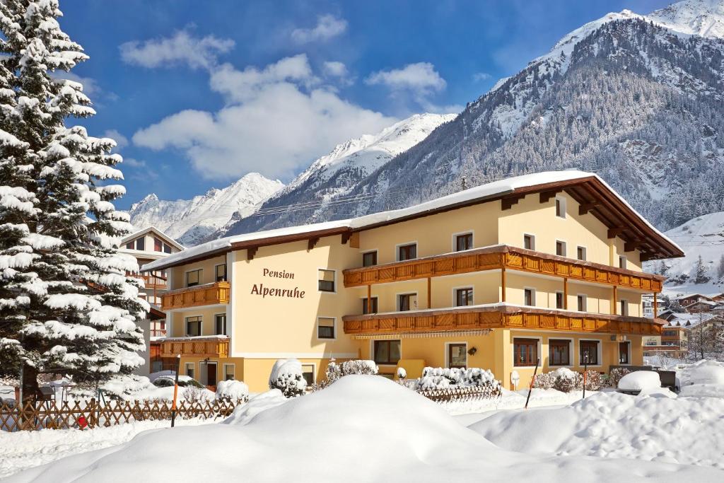 un hotel en las montañas en la nieve en Fremdenpension Alpenruhe, en Sölden