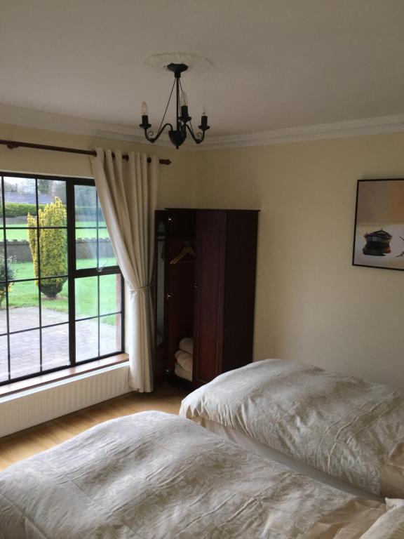 una camera da letto con un letto e una grande finestra di Oakdale, Templemore, E41F856 a Templemore