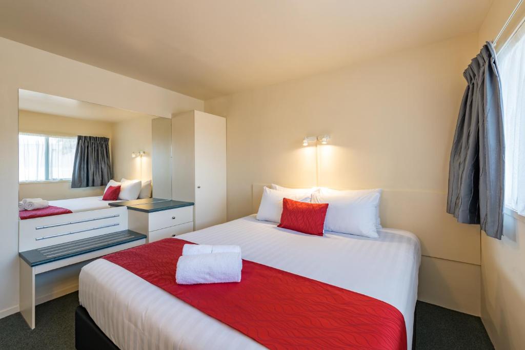 Postel nebo postele na pokoji v ubytování Te Tiriti Motel