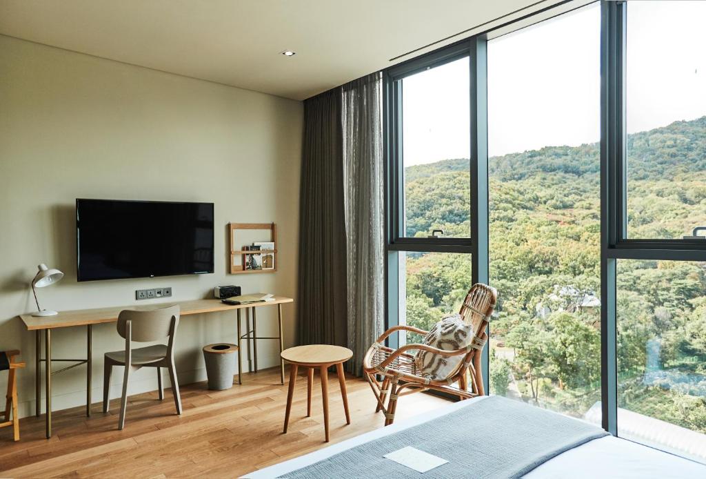 GwangmyeongにあるLa Casa hotel Gwangmyeongのデスク、テレビが備わる客室です。