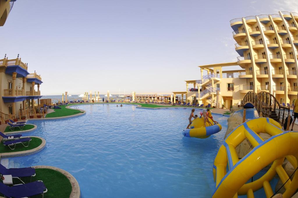 Bazén v ubytování Sphinx Aqua Park Beach Resort nebo v jeho okolí