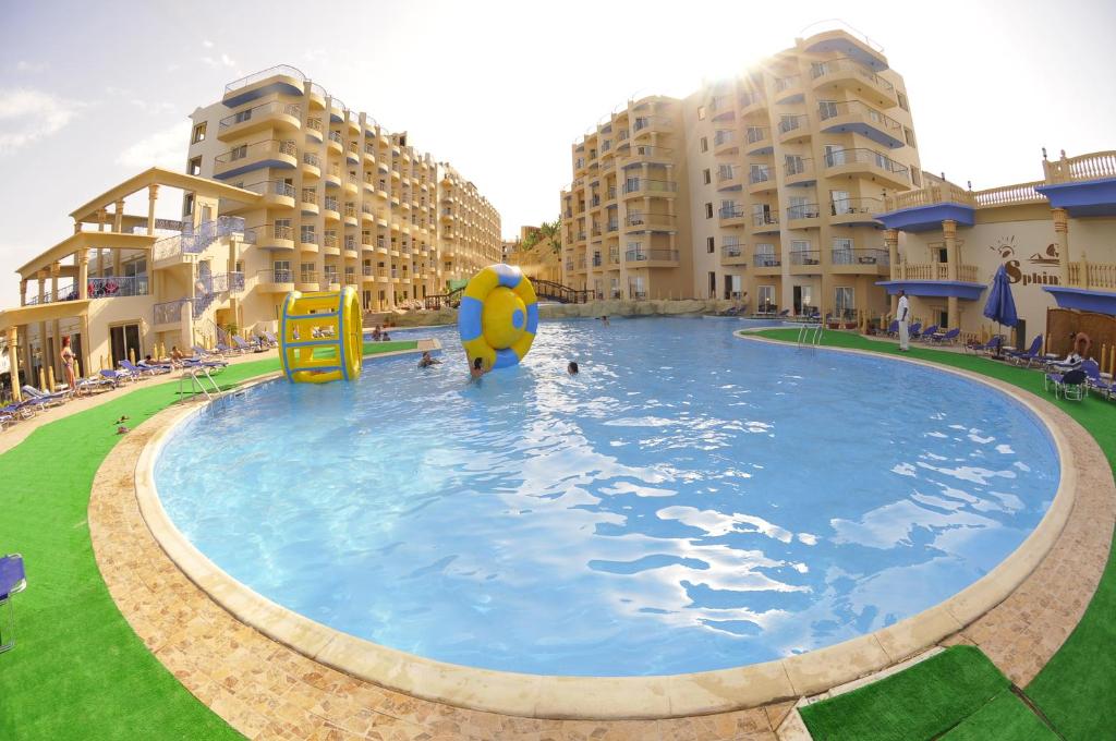 Bazén v ubytování Sphinx Aqua Park Beach Resort nebo v jeho okolí