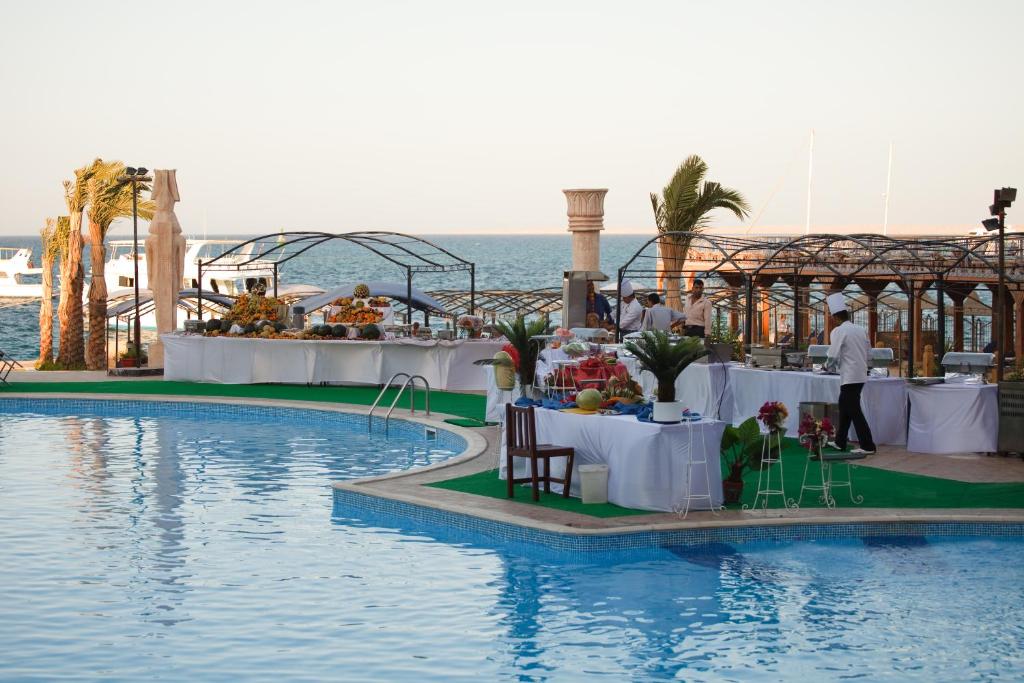 Bazén v ubytování Sphinx Aqua Park Beach Resort nebo v jeho okolí