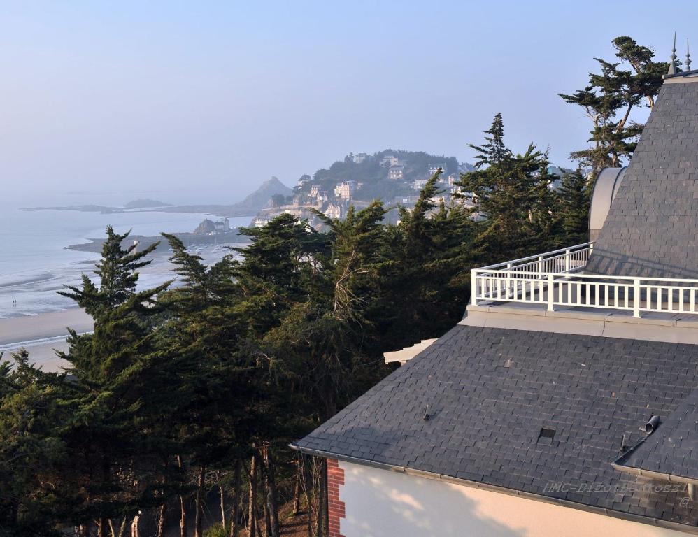 een uitzicht op de oceaan vanuit een huis bij Les Villas du SPA in Pléneuf-Val-André