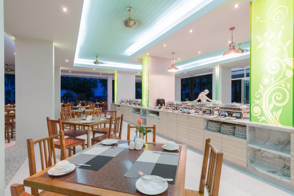 Restaurace v ubytování The Briza Beach Resort, Khao Lak SHA Extra Plus