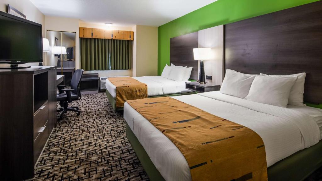 Postel nebo postele na pokoji v ubytování Best Western Crown Inn & Suites - Batavia