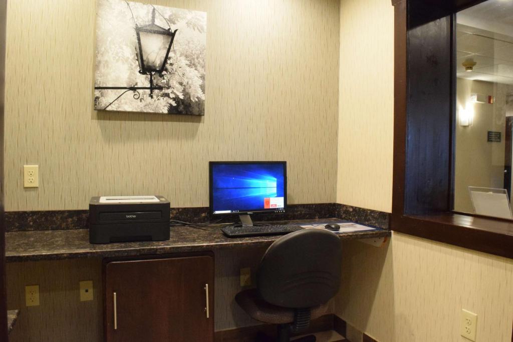 TV a/nebo společenská místnost v ubytování Best Western Crown Inn & Suites - Batavia