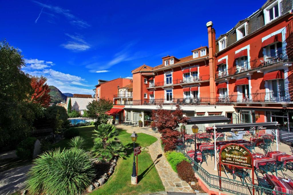 ein Gebäude mit einem Restaurant davor in der Unterkunft Best Western Beauséjour in Lourdes