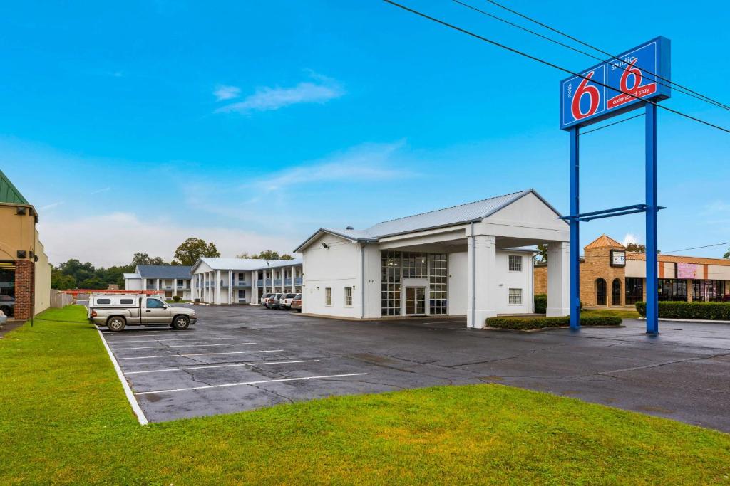 a parking lot in front of a motel at Studio 6-Alexandria, LA in Alexandria