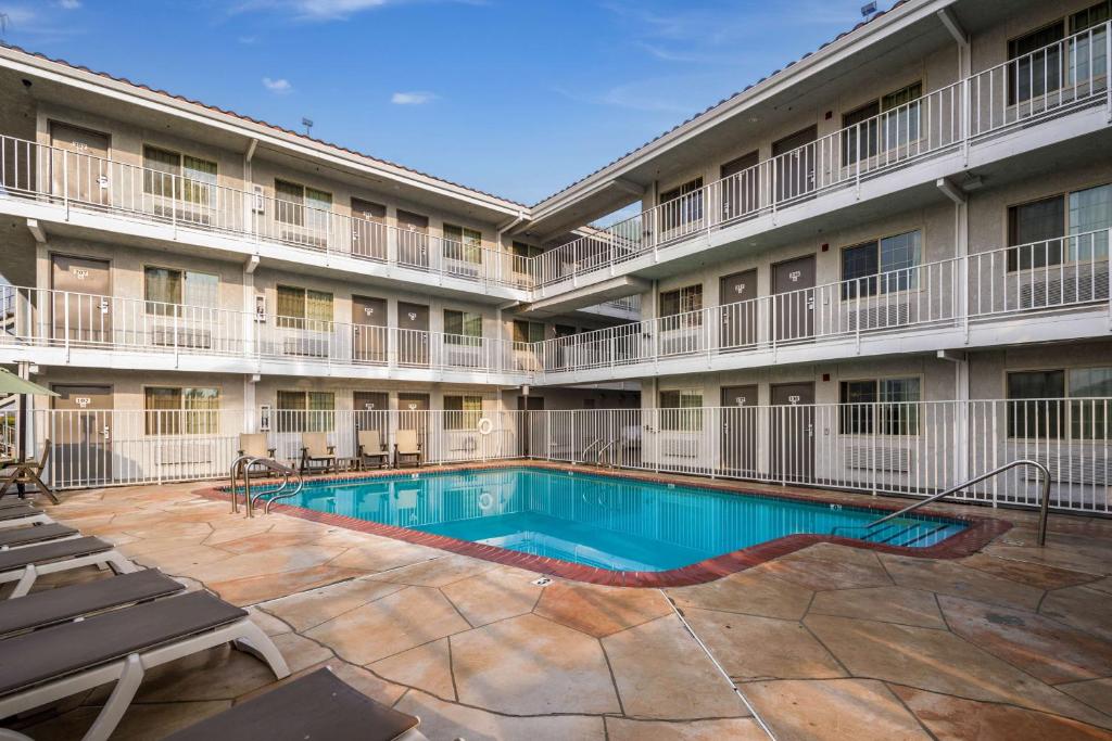 フェアフィールドにあるStudio 6-Fairfield, CA - Napa Valleyのホテルの中庭にあるスイミングプール