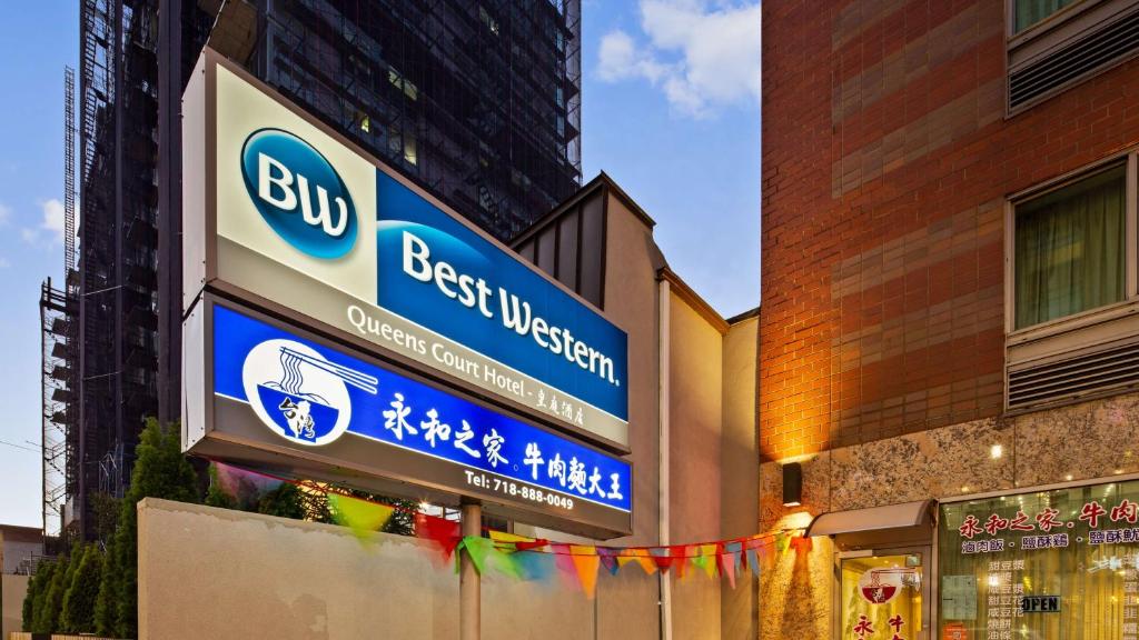 Best Western Queens Court في كوينز: مبنى به علامة لمستشفى بسو