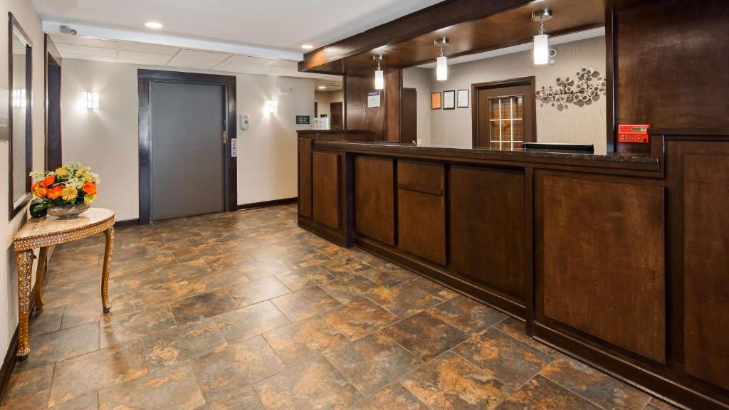 Kuchyň nebo kuchyňský kout v ubytování Best Western Crown Inn & Suites - Batavia