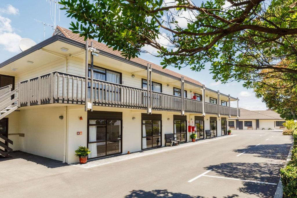 een uitzicht op een gebouw met een parkeerplaats bij Comfort Inn Kauri Court in Palmerston North